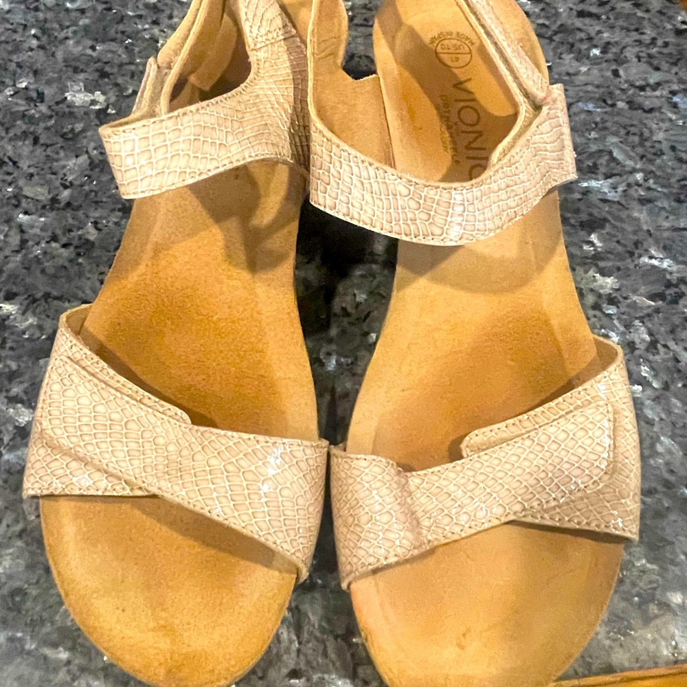 Vionic cream sandals, size 10